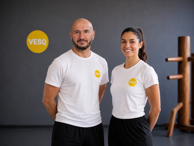 Freundliche Erwachsene beim Wing Tsun Training in Berlin