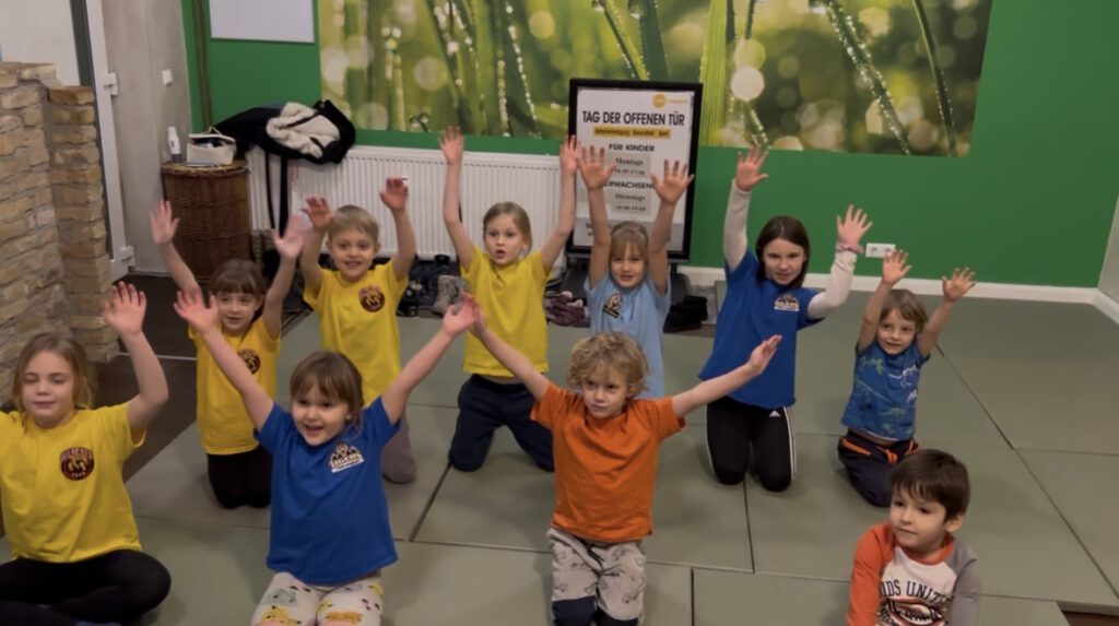 Kinder beim Wing Tsun Training in Berlin mit Spaß, Gemeinschaft und Selbstvertrauen

