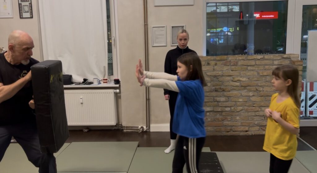 Wing Tsun Kindertraining in Berlin mit Selbstverteidigungsübung am Schlagpolster